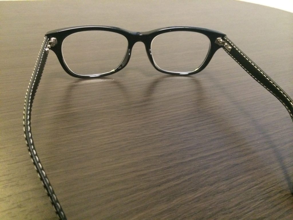 伊達メガネのレンズの外し方